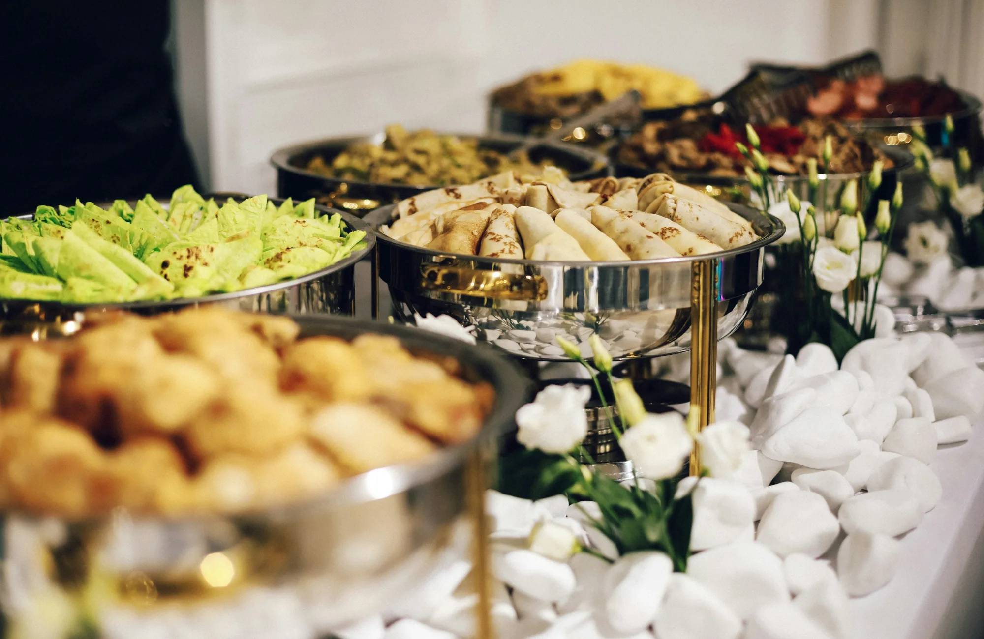 Table de plats frais préparés par Maison Nayar Traiteur