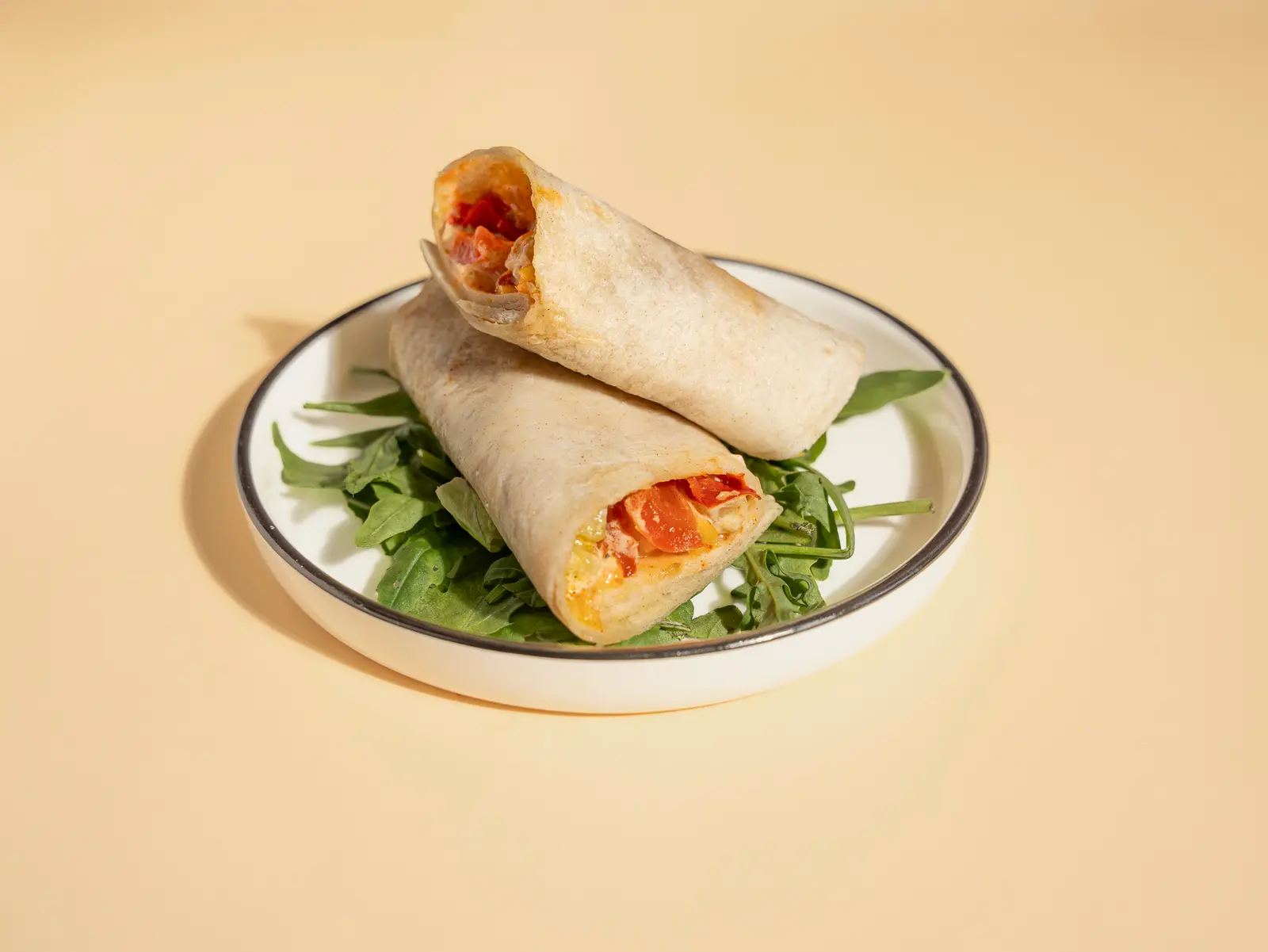 Wrap frais sur lit de roquette